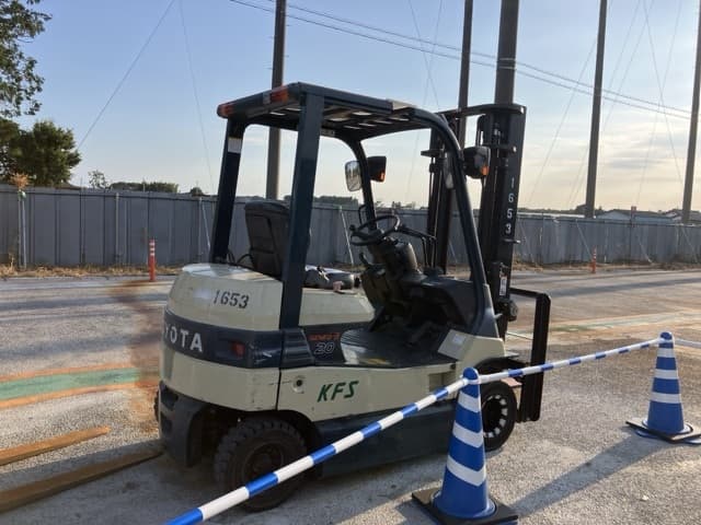 Battery Forklift — Auction (lot 8457-2813)