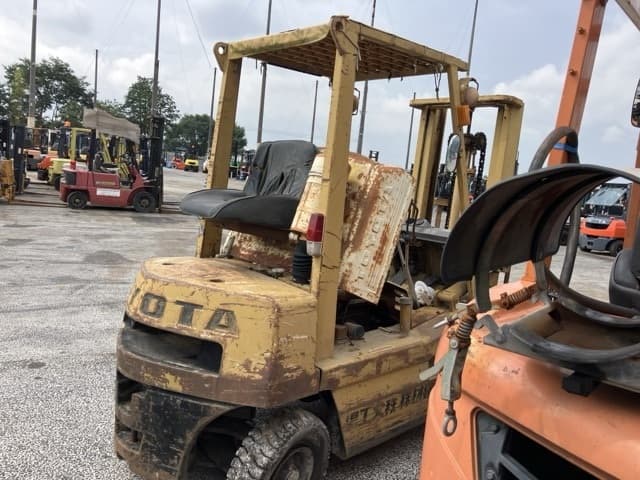 Forklift — Auction (lot 8457-2833)