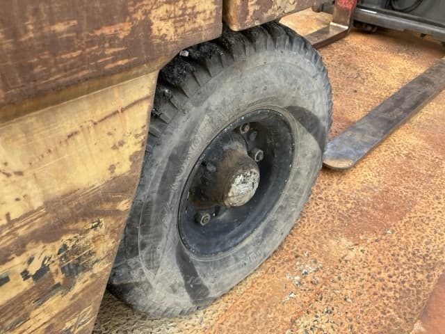 Forklift — Auction (lot 8457-2833)