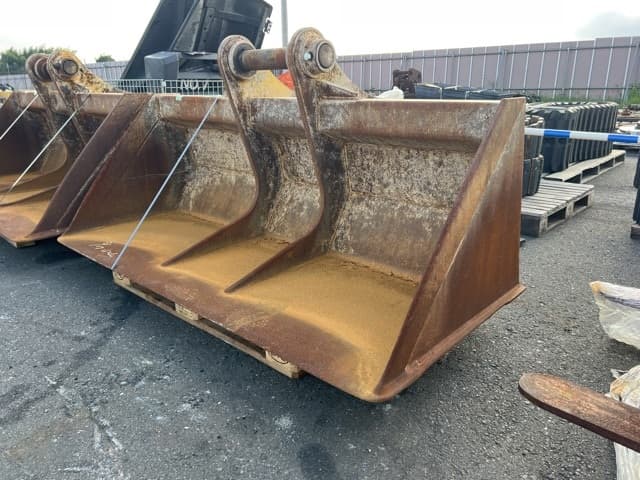 Bucket — Auction (lot 8457-3104)