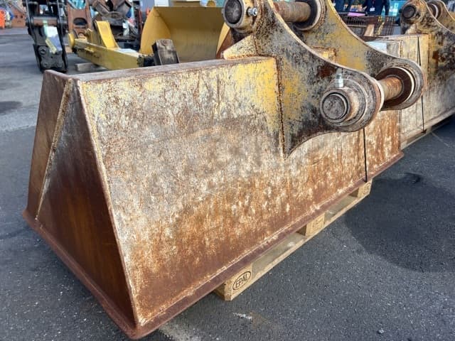 Bucket — Auction (lot 8457-3104)