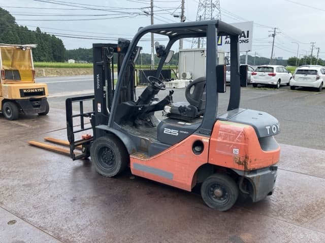 Forklift — Auction (lot 8457-32002)