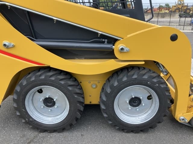 SKID STEER LOADER — Auction (lot 8457-443)