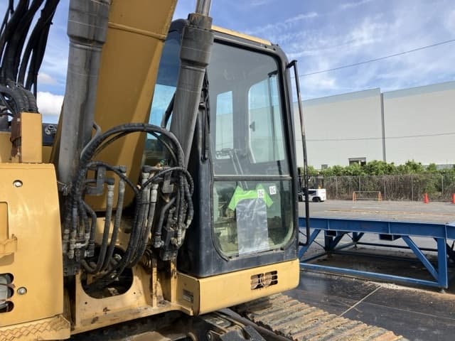 EXCAVATOR — Auction (lot 8457-50008)