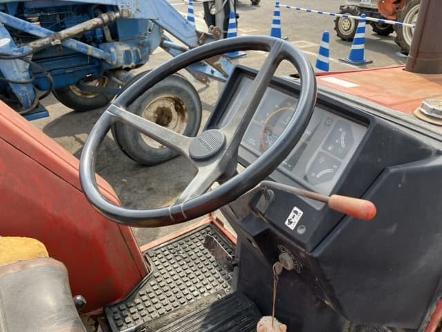 Tractor — Auction (lot 8458-2003)