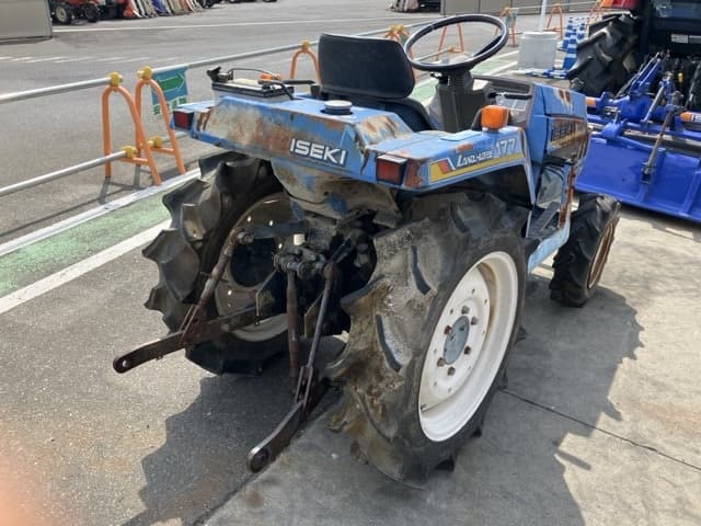 Tractor — Auction (lot 8458-2004)