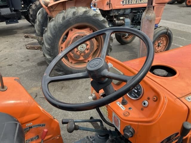 Tractor — Auction (lot 8458-2100)