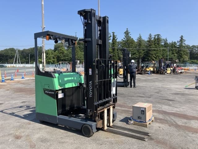 Reach Forklift — Auction (lot 8458-4015)