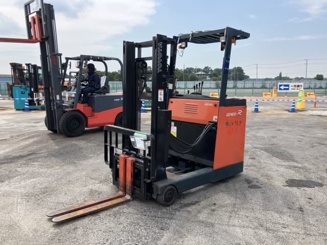 Reach Forklift — Auction (lot 8458-4072)