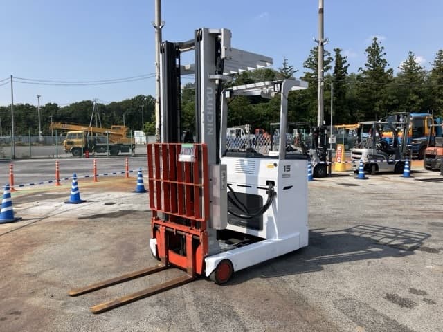 Reach Forklift — Auction (lot 8458-4077)