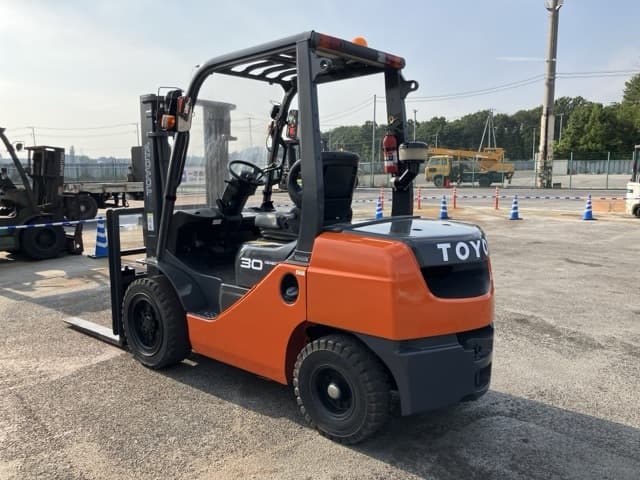 Forklift — Auction (lot 8458-4092)
