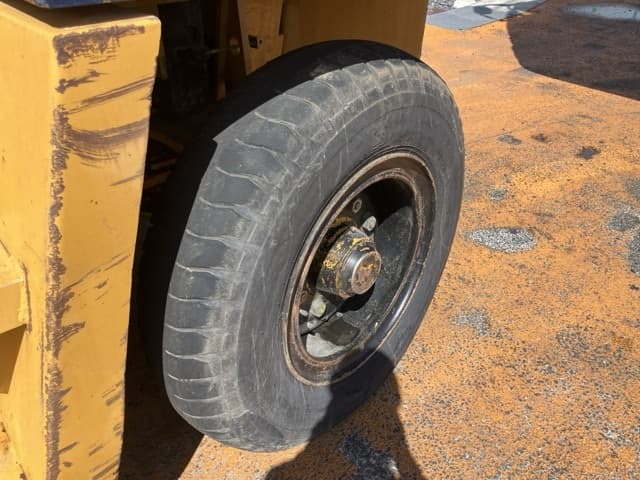 Forklift — Auction (lot 8458-4121)