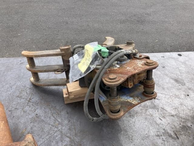 ROTATING HYDRAULIC FORK — Auction (lot 8458-6042)