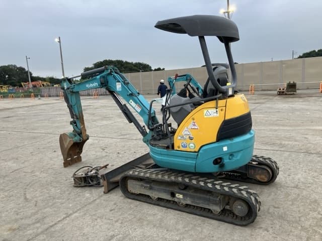 MINI EXCAVATOR — Auction (lot 8459-104)