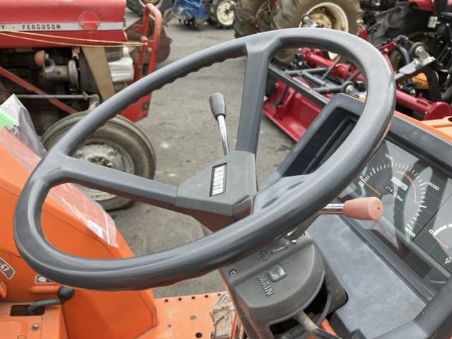 Tractor — Auction (lot 8459-2011)