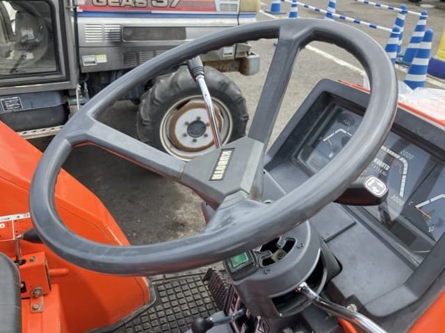 Tractor — Auction (lot 8459-2042)