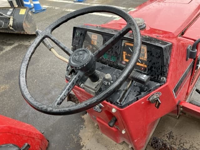 Tractor — Auction (lot 8459-2099)