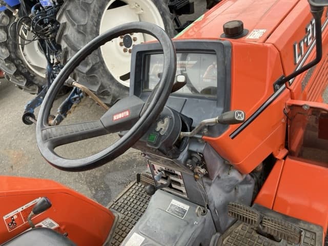 Tractor — Auction (lot 8459-2213)