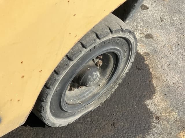 Forklift — Auction (lot 8459-5806)