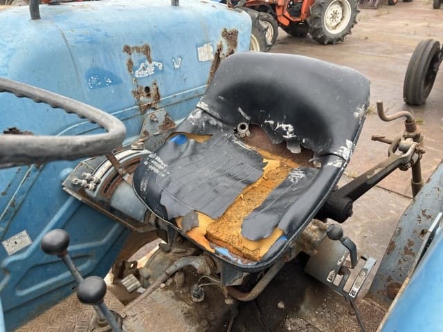 Tractor — Auction (lot 8459-61008)