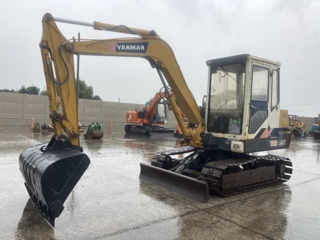 MINI EXCAVATOR — Auction (lot 8460-175)