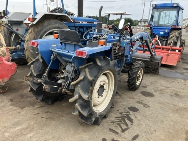 Tractor — Auction (lot 8460-2003)