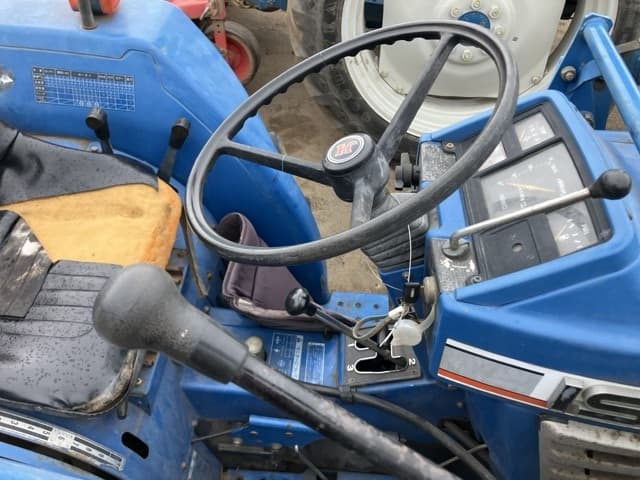 Tractor — Auction (lot 8460-2003)