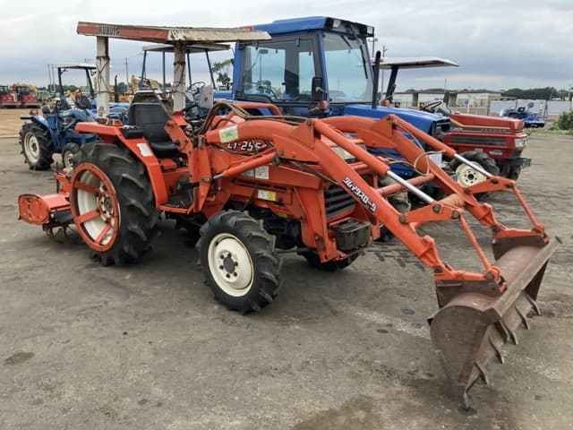 Tractor — Auction (lot 8460-2009)