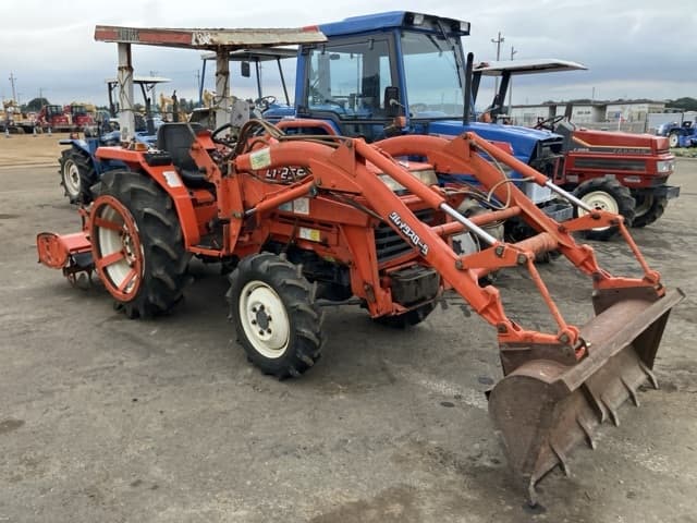 Tractor — Auction (lot 8460-2009)