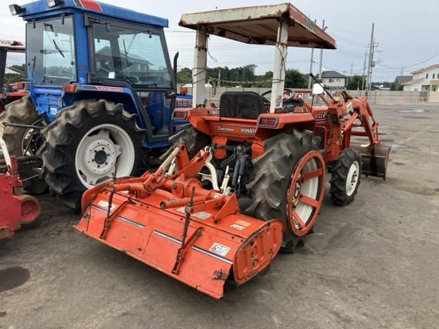 Tractor — Auction (lot 8460-2009)