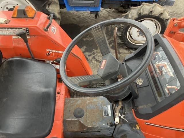 Tractor — Auction (lot 8460-2009)