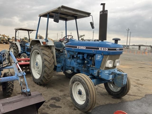 Tractor — Auction (lot 8460-2011)