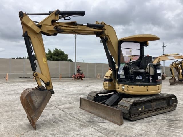 MINI EXCAVATOR — Auction (lot 8460-276)