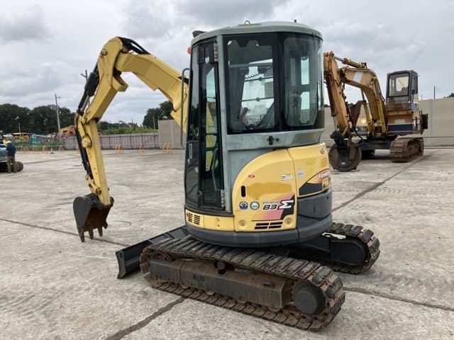 MINI EXCAVATOR — Auction (lot 8460-323)