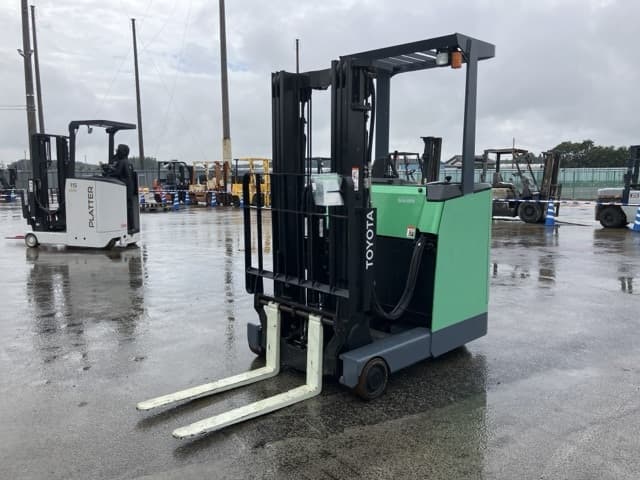 Reach Forklift — Auction (lot 8460-4033)