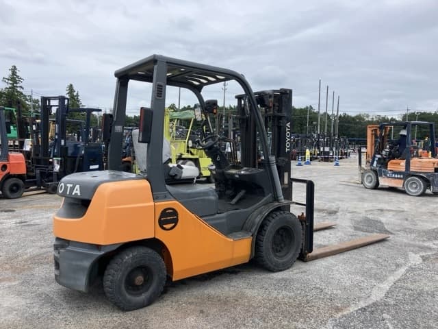 Forklift — Auction (lot 8460-4152)