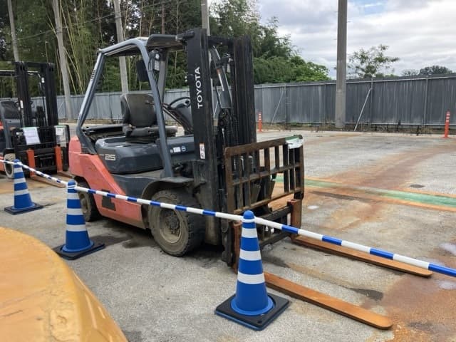 Forklift — Auction (lot 8460-5807)