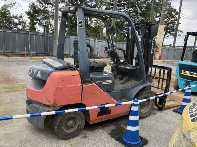 Forklift — Auction (lot 8460-5807)
