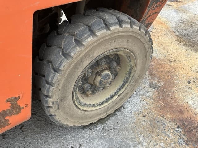 Forklift — Auction (lot 8460-5811)