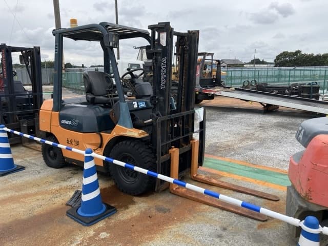 Forklift — Auction (lot 8460-5812)