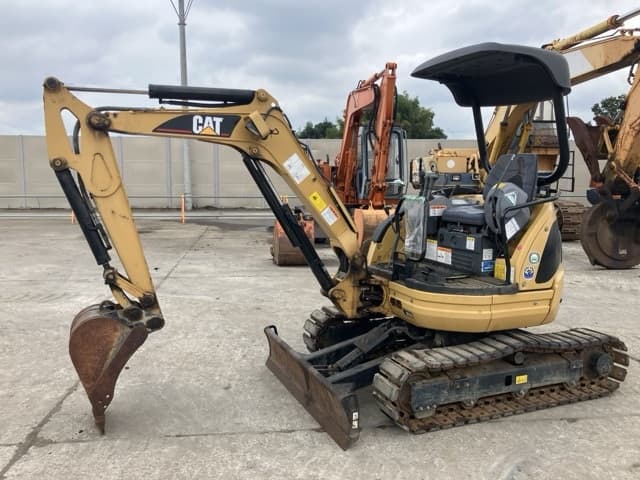 MINI EXCAVATOR — Auction (lot 8460-67)