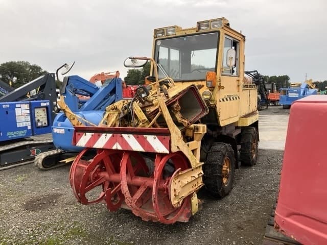 SNOW REMOVING MACHINE — Auction (lot 8461-1835)