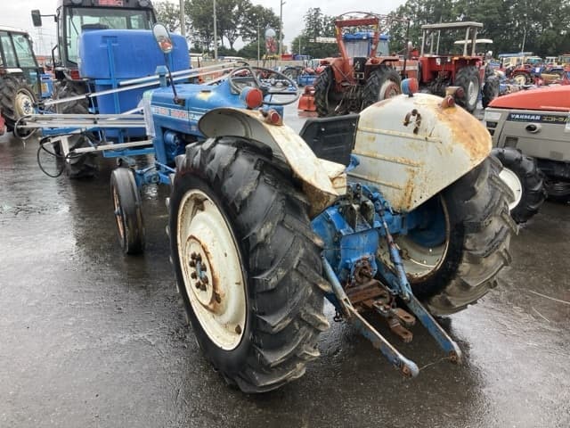 Tractor — Auction (lot 8461-2077)
