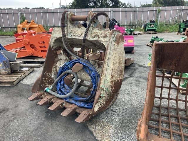HYDRAULIC MIXING BUCKET — Auction (lot 8461-6021)