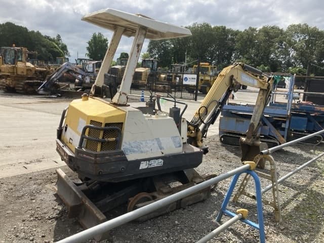 MINI EXCAVATOR — Auction (lot 8462-1825)