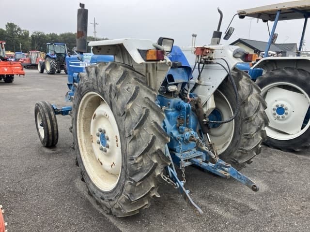 Tractor — Auction (lot 8462-2051)