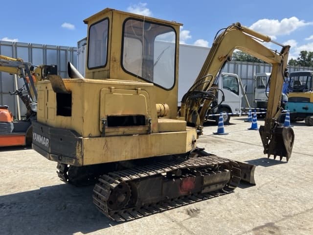 MINI EXCAVATOR — Auction (lot 8462-251)
