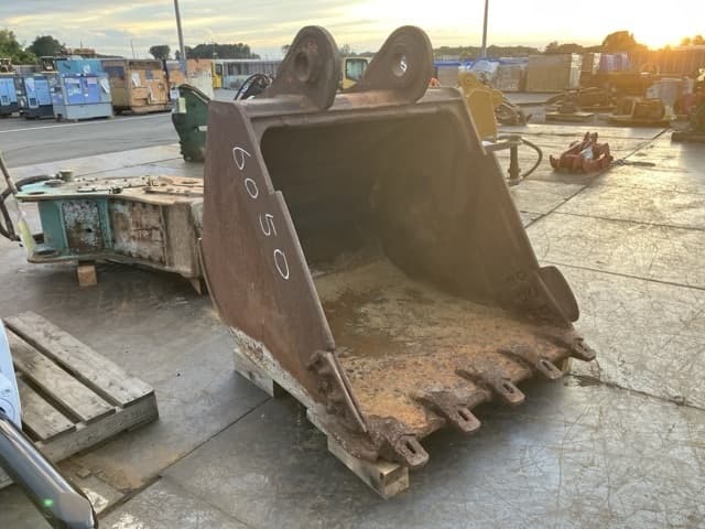 CONSTRUCTION BUCKET — Auction (lot 8462-6052)