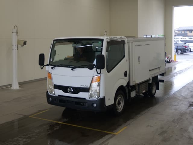 NISSAN (lot vt-8-6558-2051)